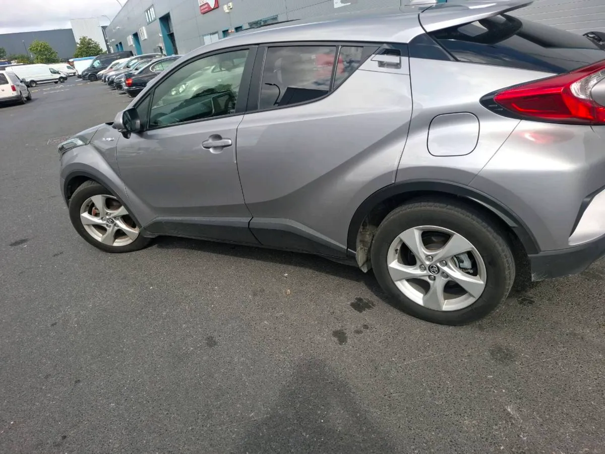 TOYOTA CHR HYBRID - Image 2