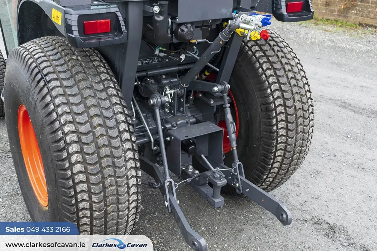 Kubota LX-401 Cab - Image 4