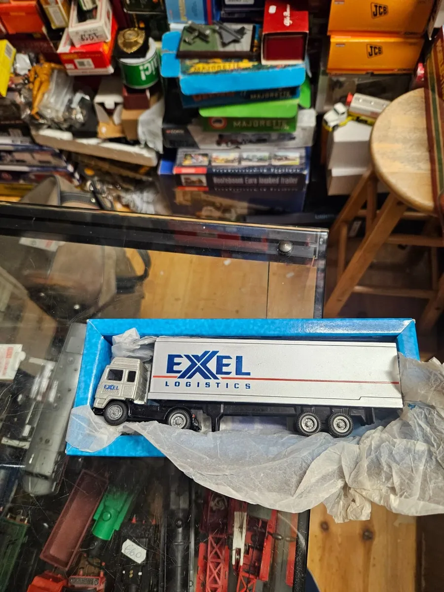 Corgi Volvo Tractor Unit and Trailer - Image 1