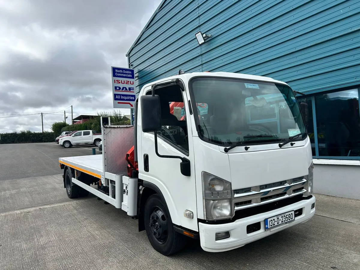 2013 ISUZU 7.5TON FLAT AND CRANE - Image 2