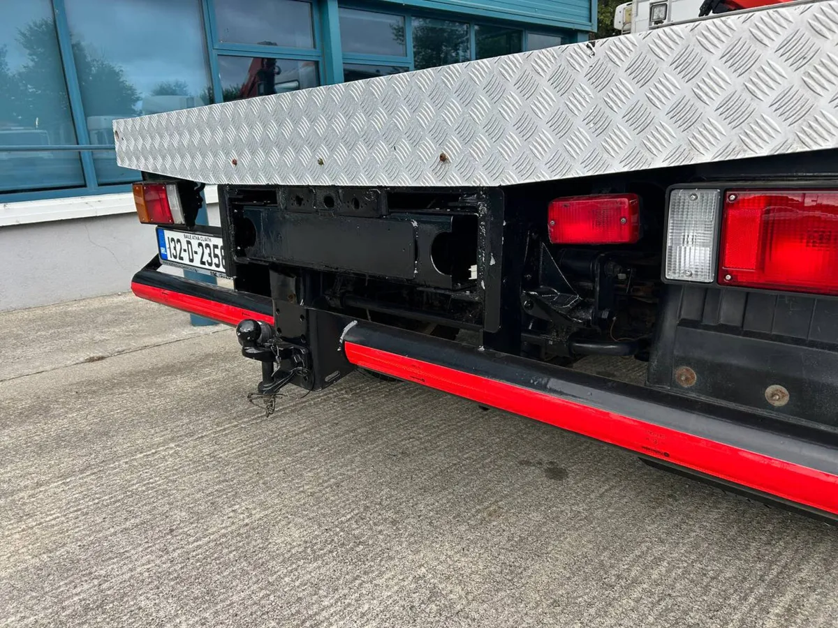 2013 ISUZU 7.5TON FLAT AND CRANE - Image 4