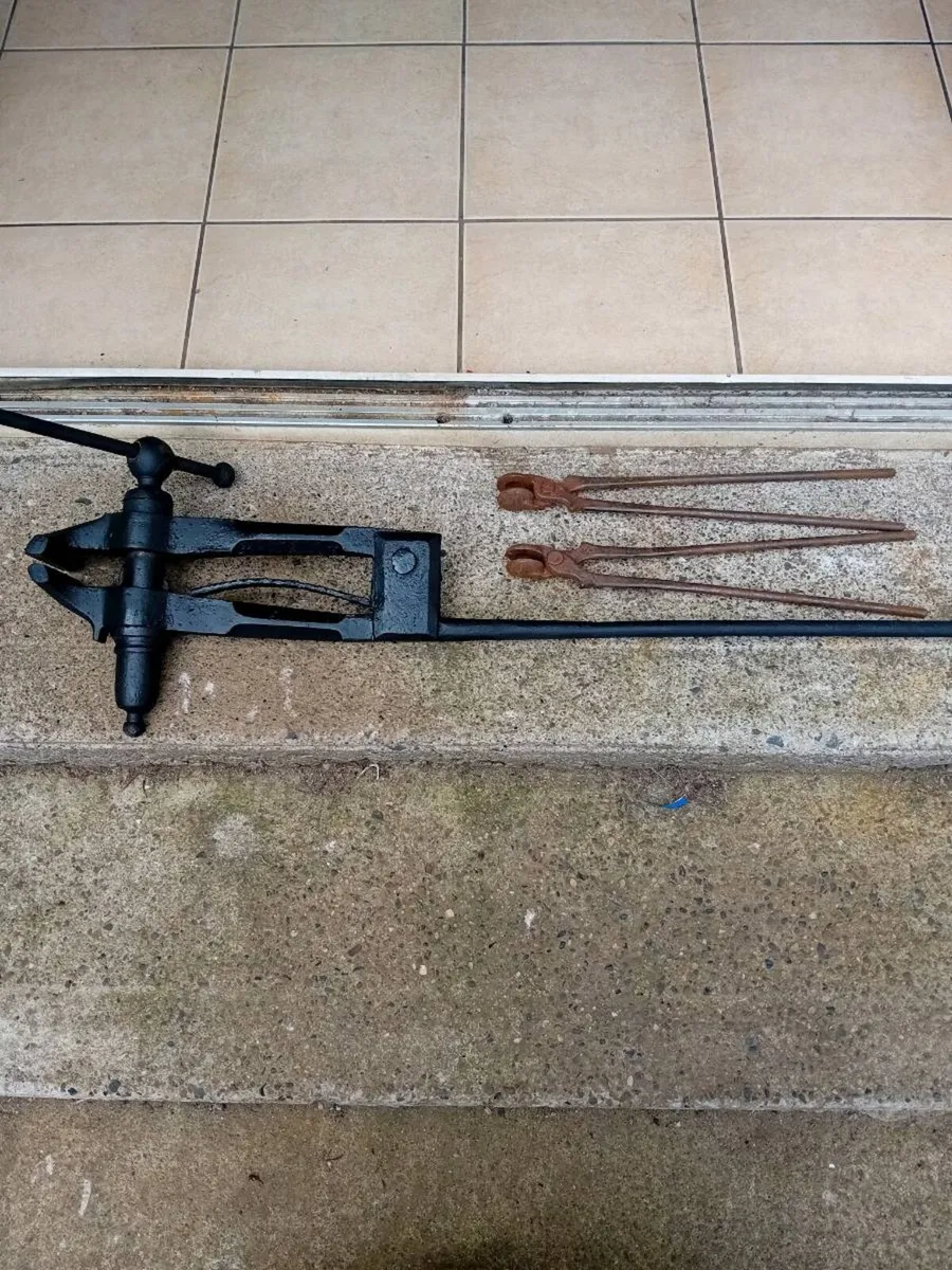 ANTIQUE AND COLLECTABLES - Image 4