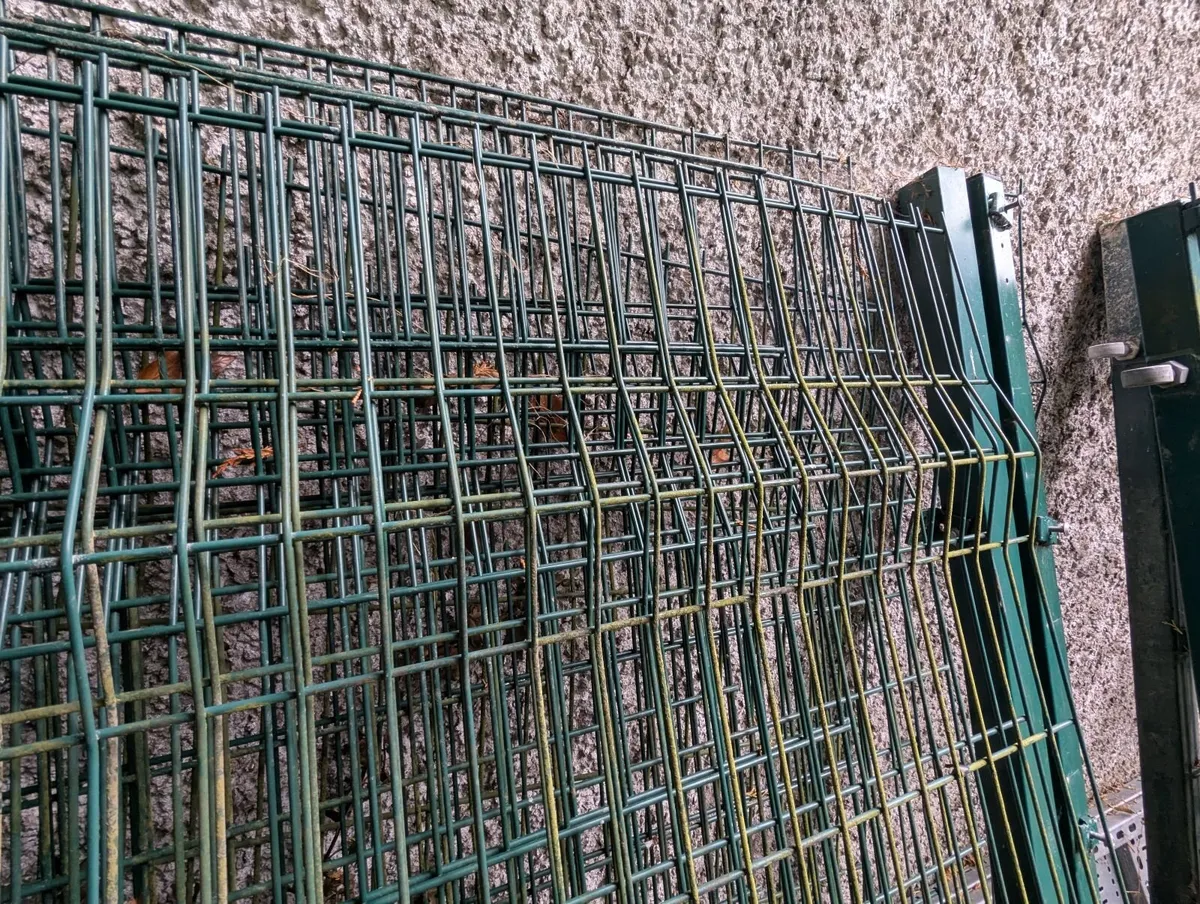 V Mesh Fencing Panels/Twin Wire Security Fencing - Image 1