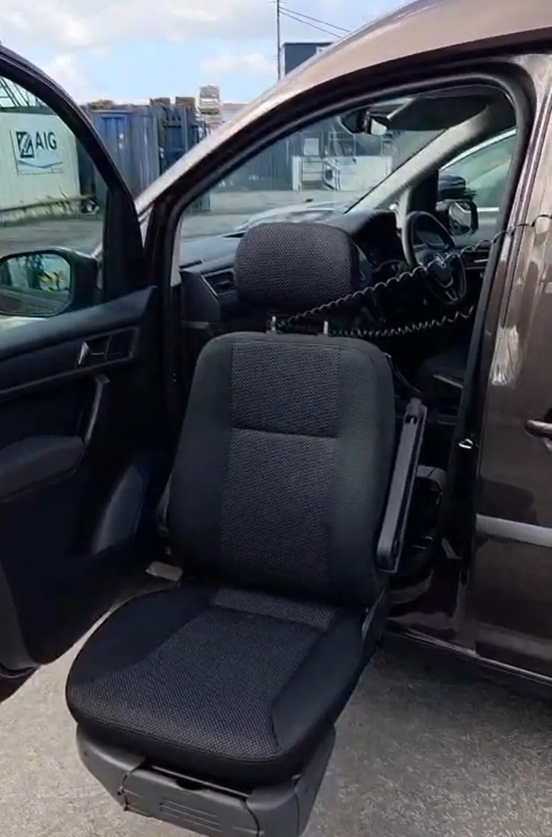 Swivel Seat - Image 4