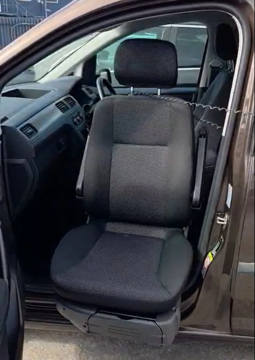 Swivel Seat - Image 3