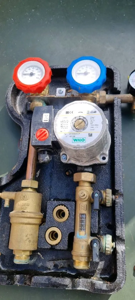 2 solar water panels, pump and expansion vessel - Image 1