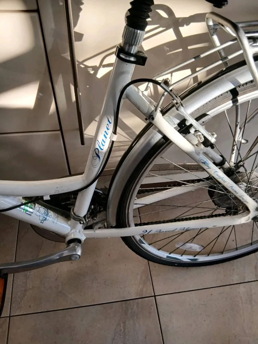 LADIES BIKE 28 INCH WHEELS LIKE NEW - Image 2
