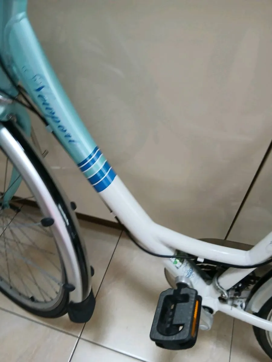 LADIES BIKE 28 INCH WHEELS LIKE NEW - Image 3