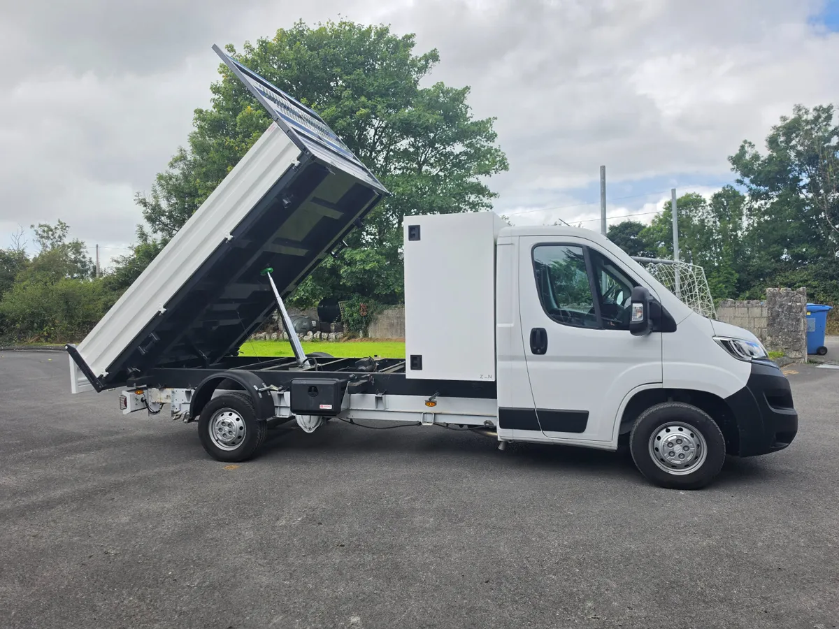 2025 CITROËN RELAY 3 WAY TIPPER - Image 1