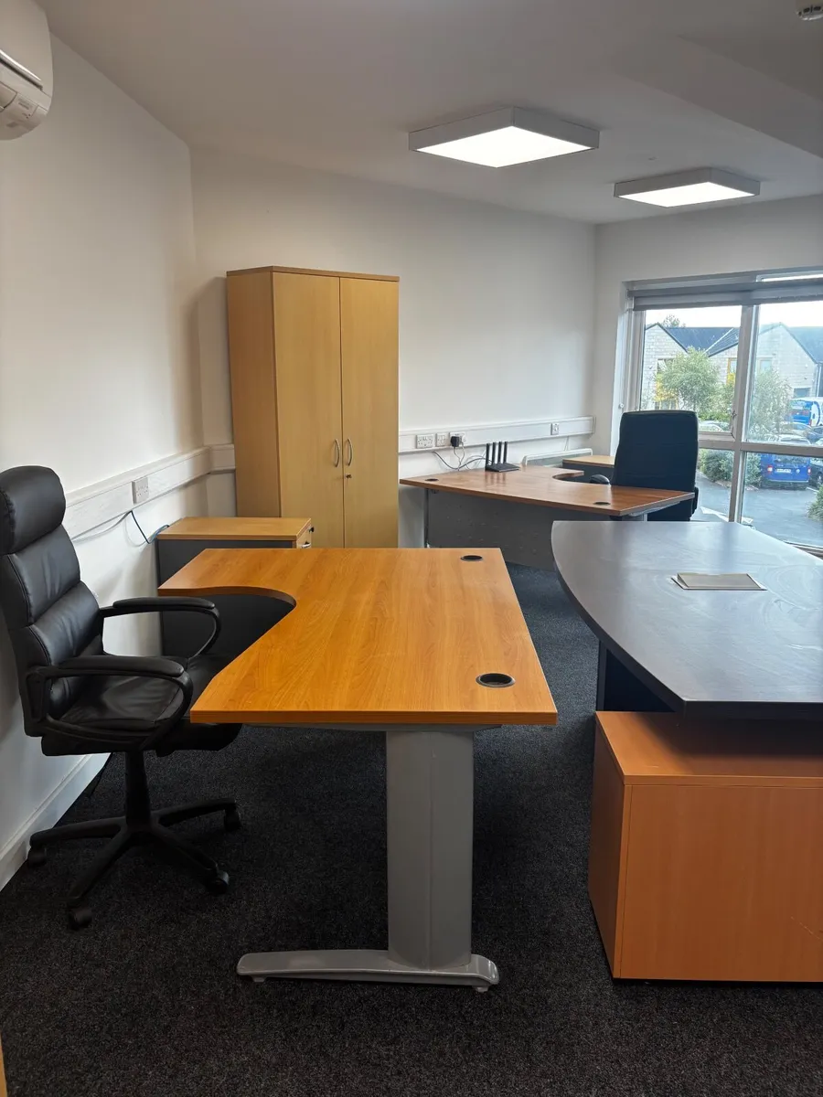 Office furniture - Image 1