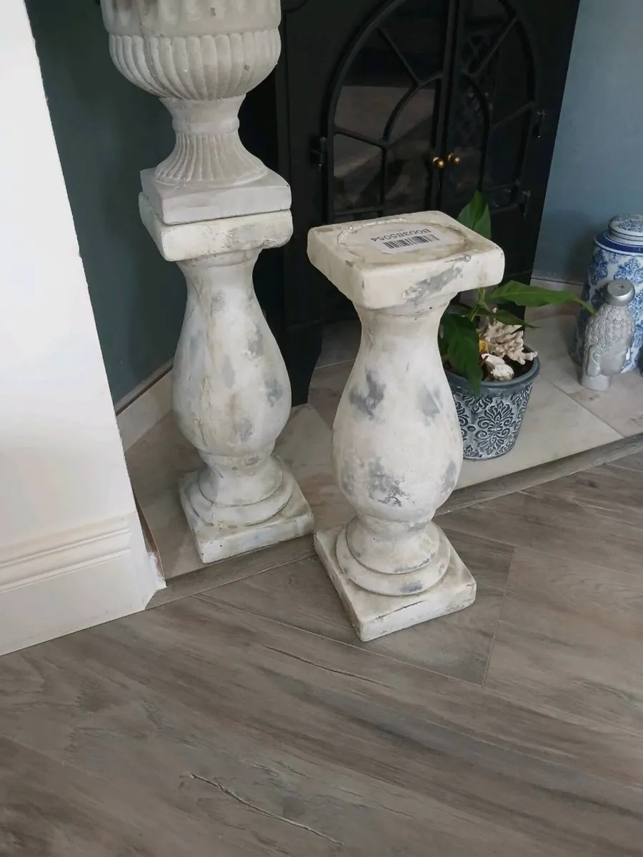 2 stone colums - Image 1