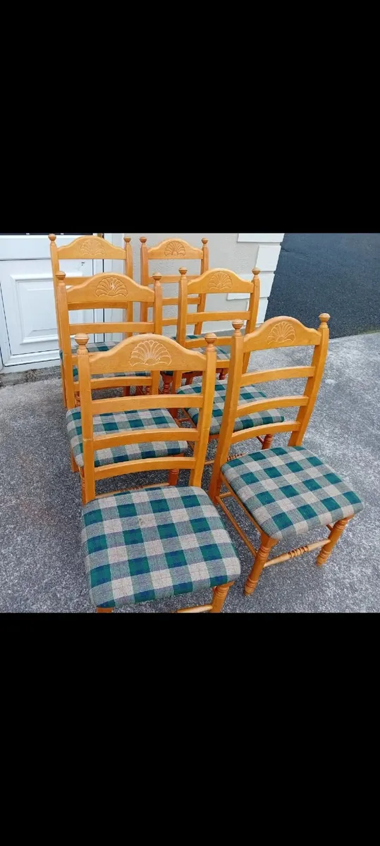 Table and chairs - Image 1