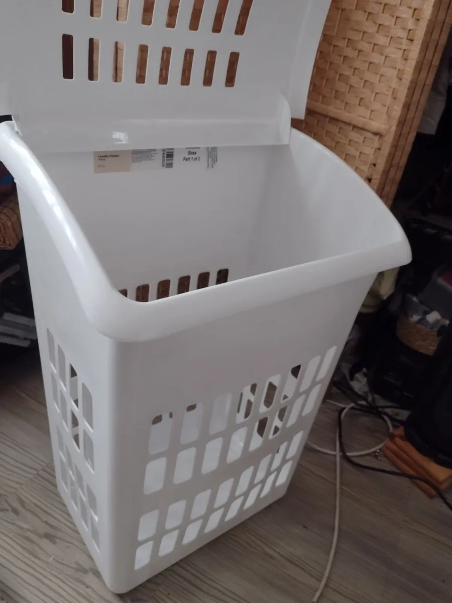 Large new heavy laundry hamper with lid - Image 1
