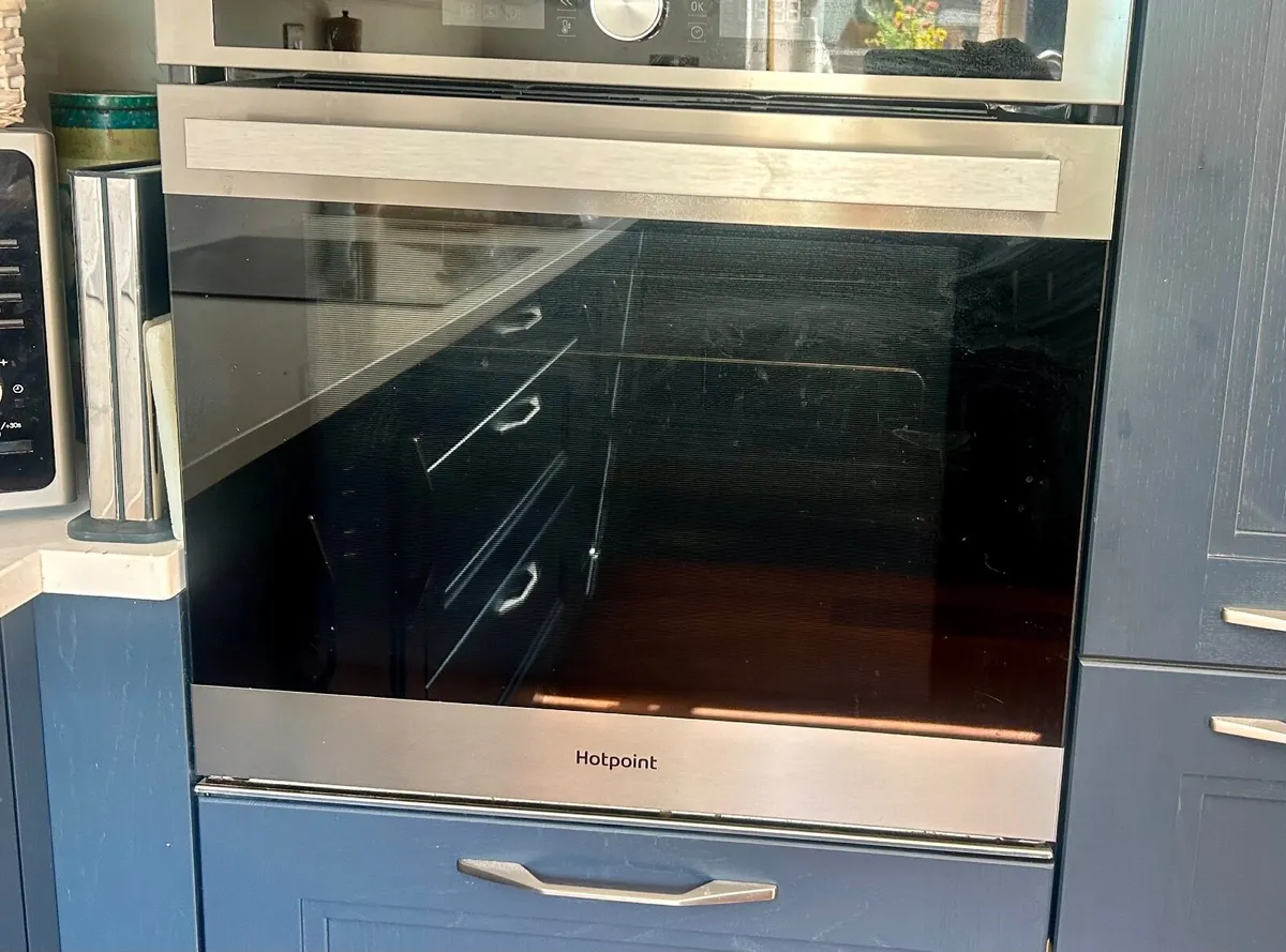 Built in oven, microwave & hob - Image 3