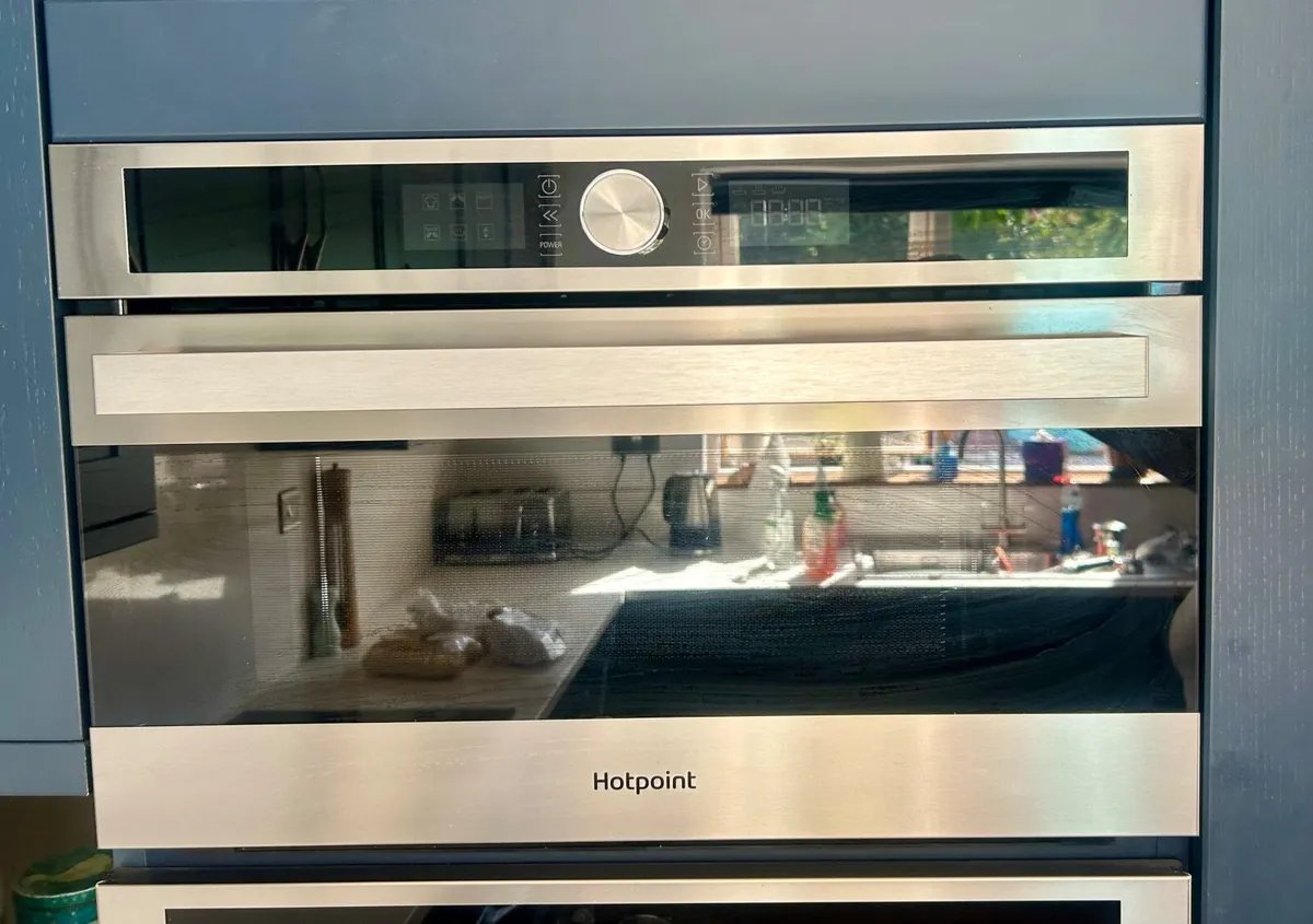 Built in oven, microwave & hob - Image 4