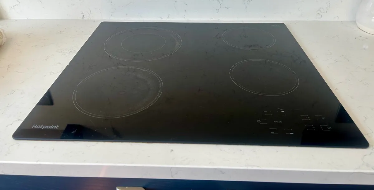 Built in oven, microwave & hob - Image 2