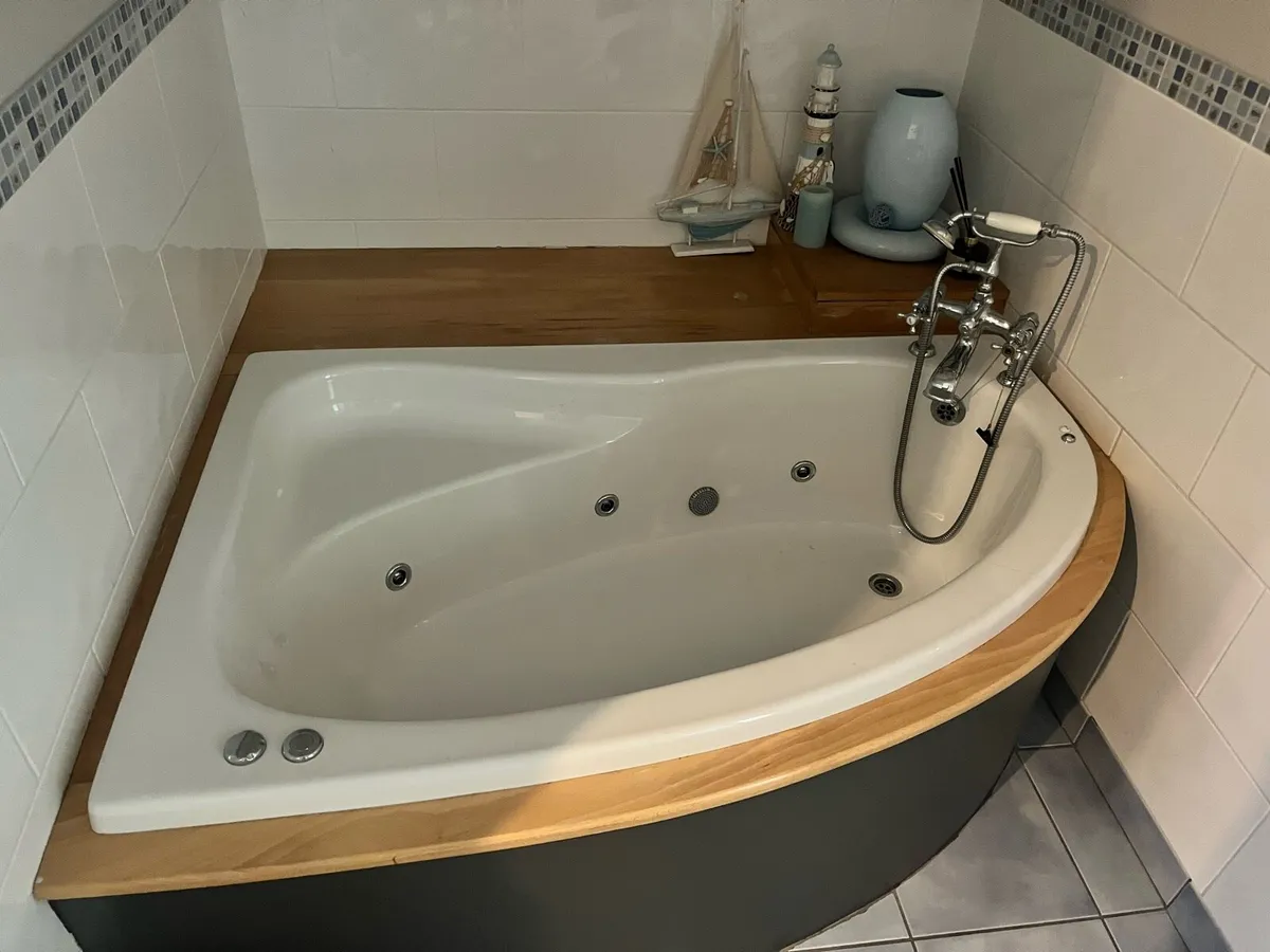 Jacuzzi bathtub - Image 1