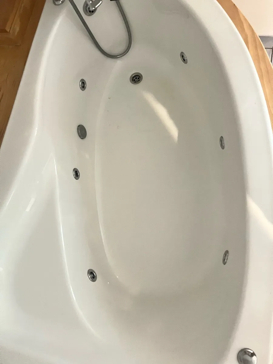 Jacuzzi bathtub - Image 2