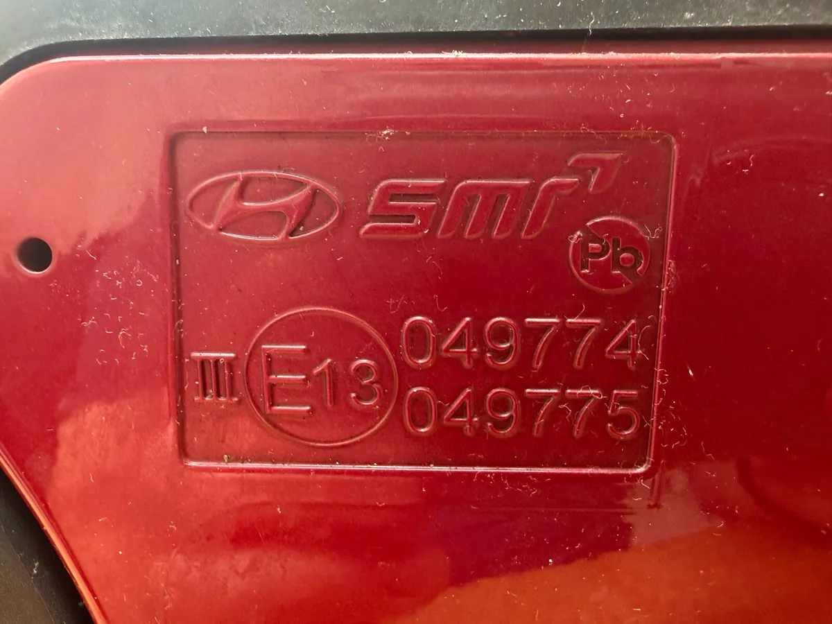Hyundai Kona mirror (damaged) boot clasp - Image 2
