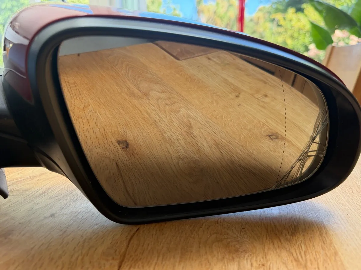Hyundai Kona mirror (damaged) boot clasp - Image 4