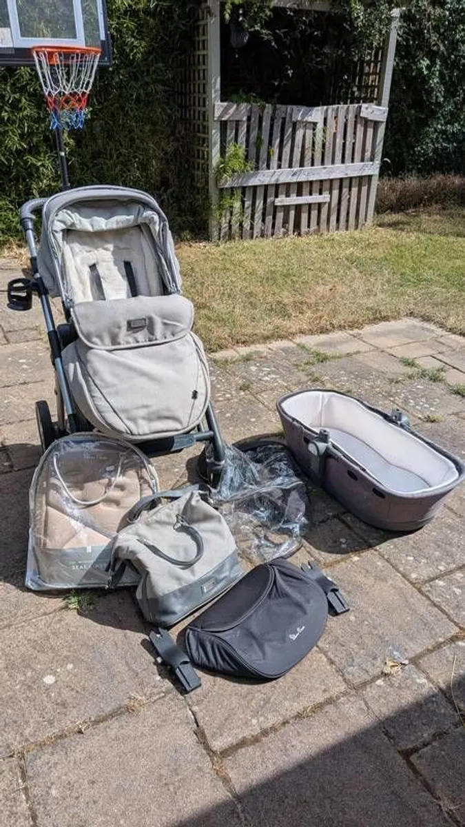 Silver Cross Pioneer buggy & accessories - Image 1