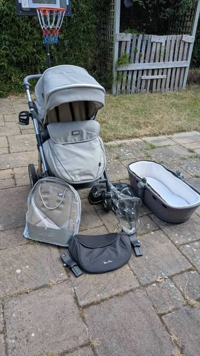 Silver Cross Pioneer buggy & accessories - Image 2