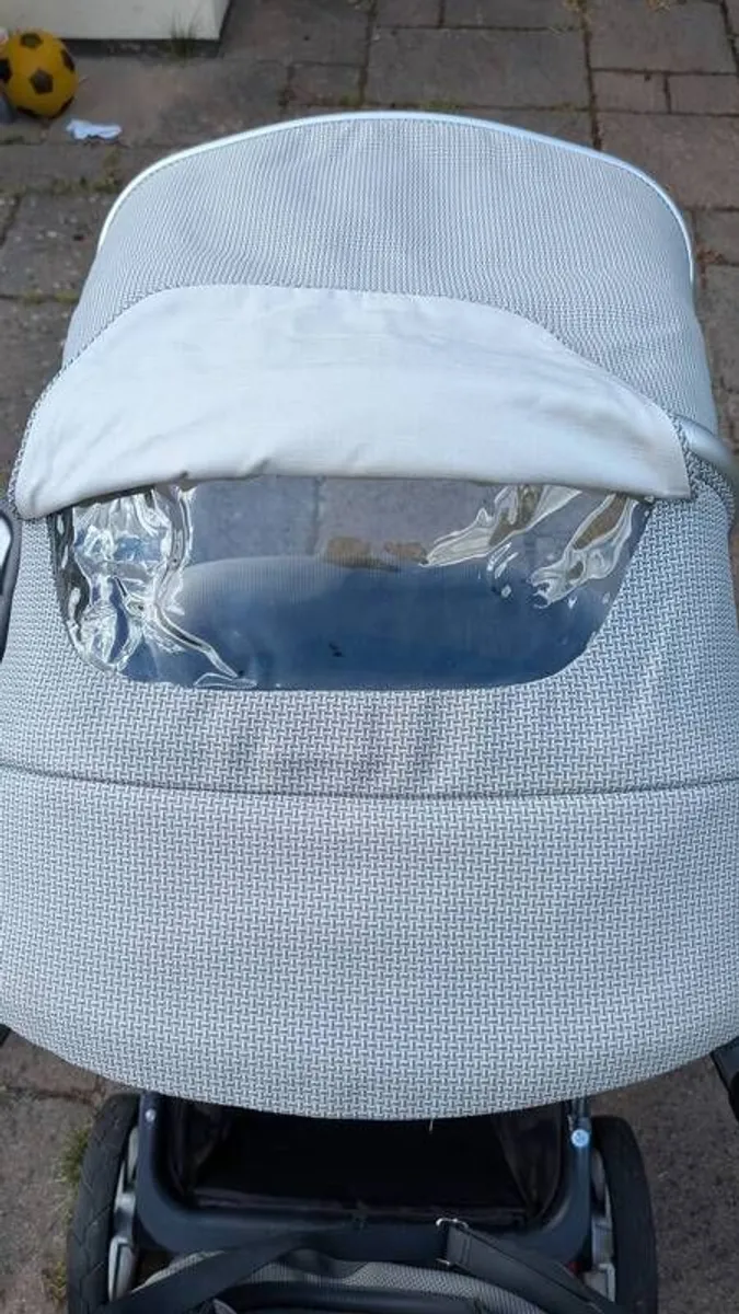 Silver Cross Pioneer buggy & accessories - Image 3