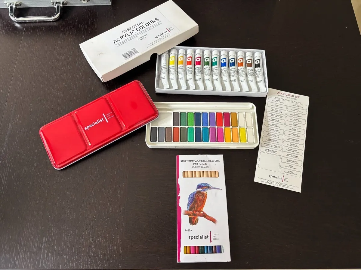 Art easel and painting/colouring supplies - Image 3