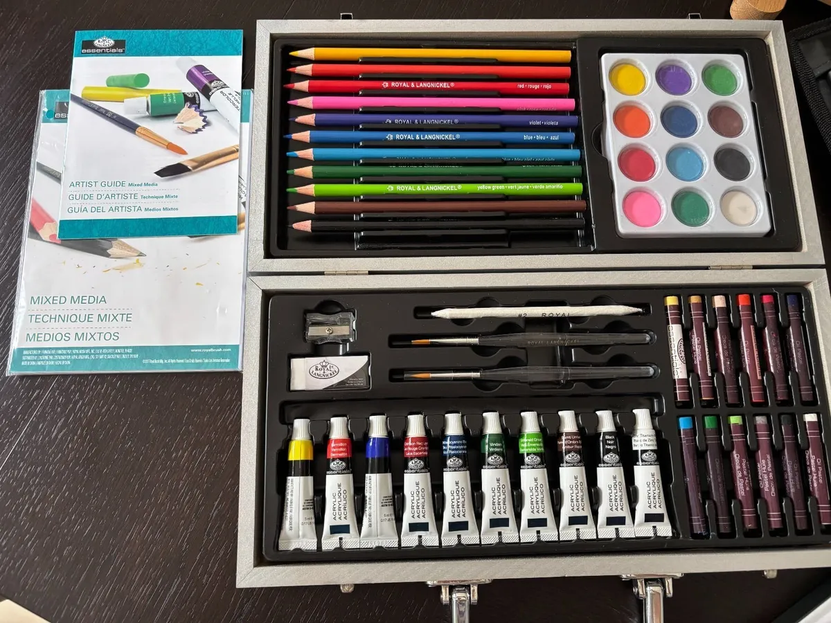 Art easel and painting/colouring supplies - Image 4
