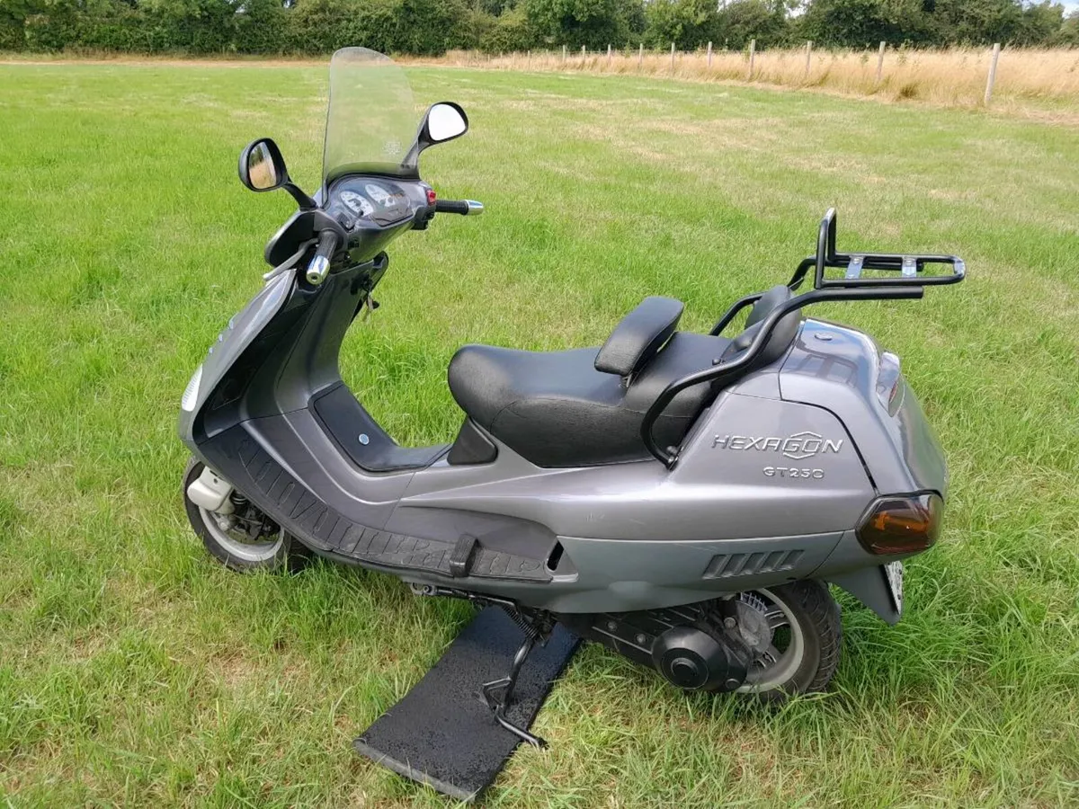Scooter and extras - Image 1