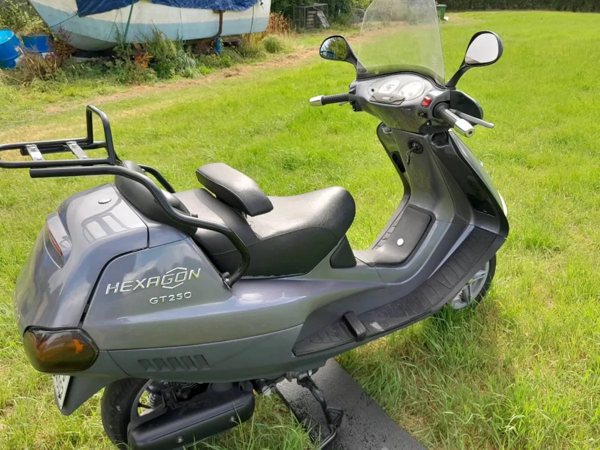 Scooter and extras - Image 2