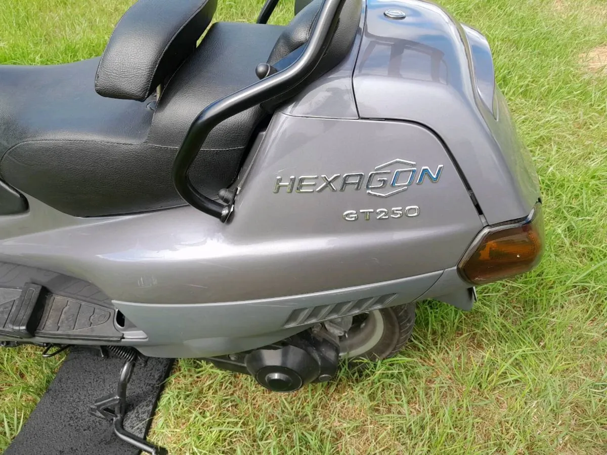 Scooter and extras - Image 3