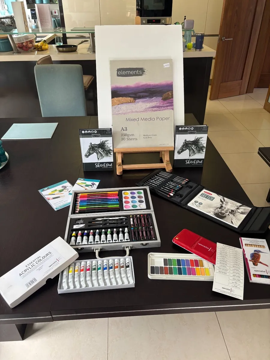 Art easel and painting/colouring supplies - Image 1