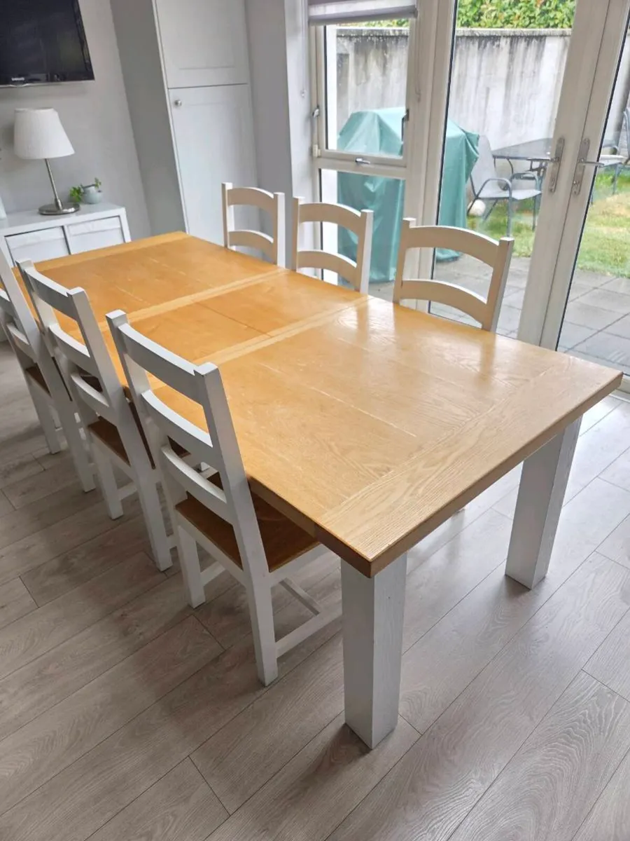 Table and chairs - Image 1