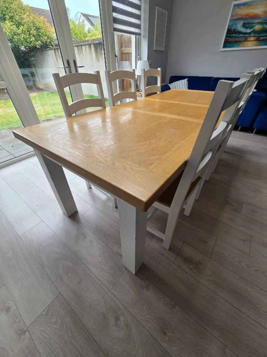 Table and chairs - Image 2
