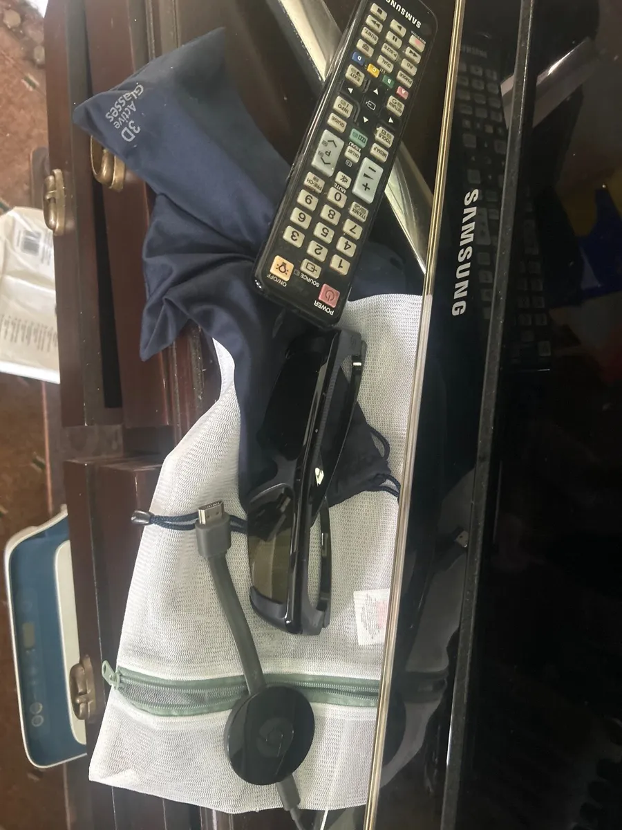 Television 55 inch Samsung with Stand - Image 4
