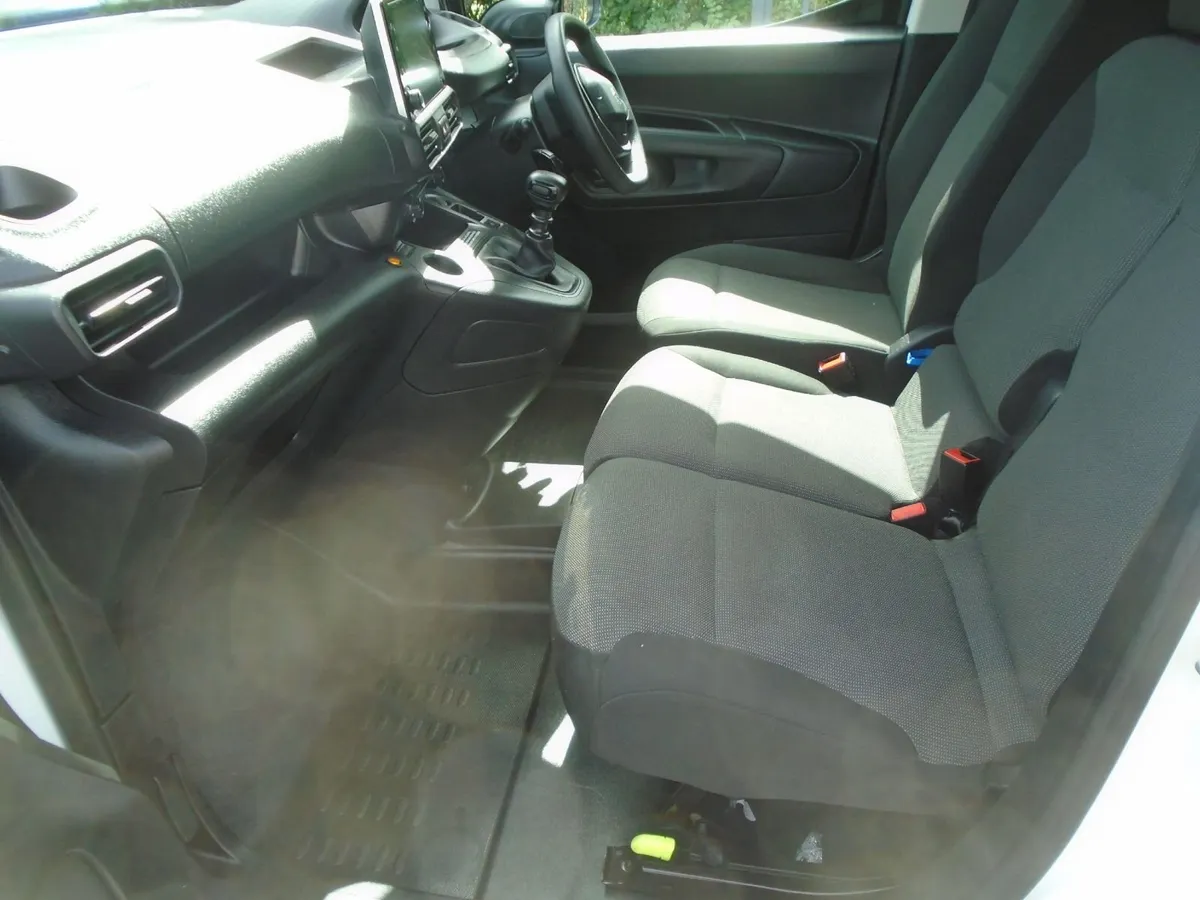 2023 Peugeot Partner PROFESSIONAL + 100HP - Image 4