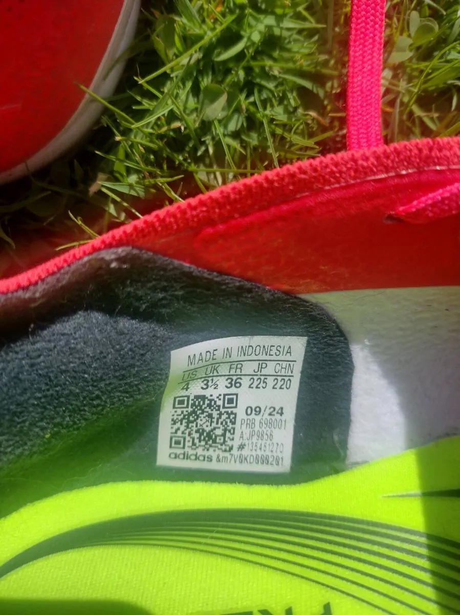 Kids Predator Football/Soccer boots - Image 4