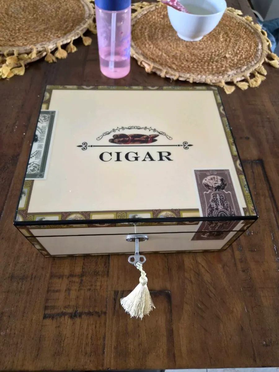 Cigar box - Image 1