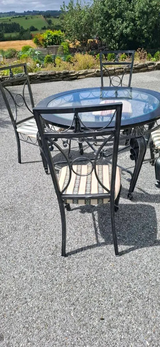 Table and chairs - Image 2