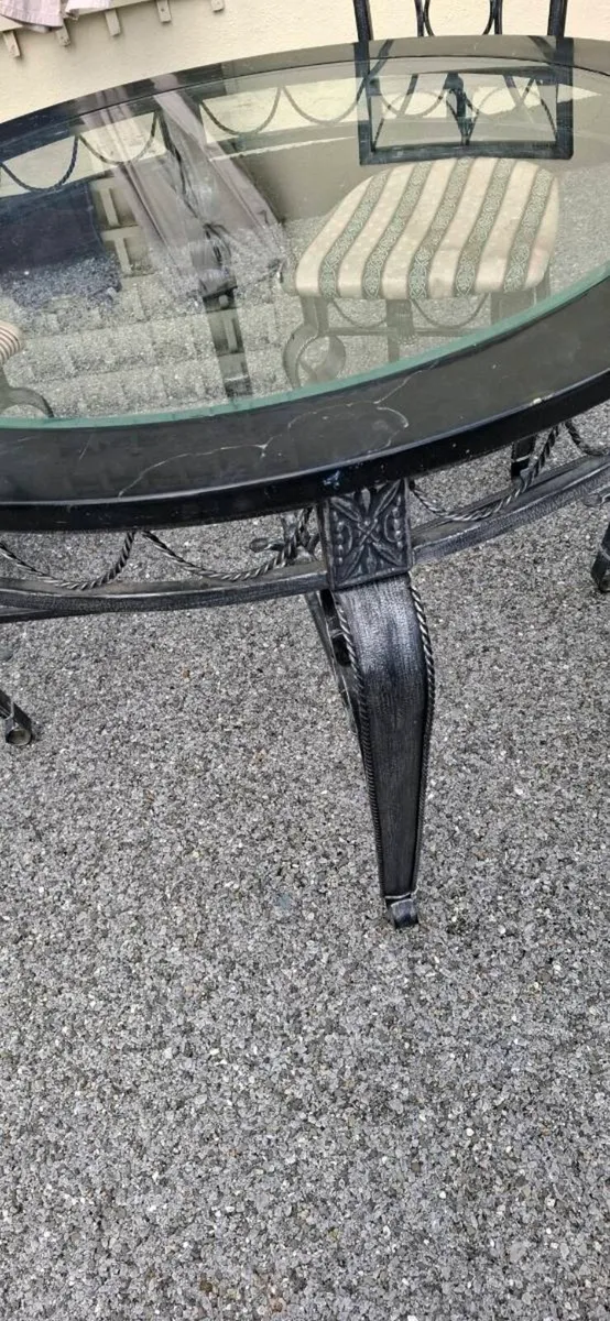 Table and chairs - Image 4