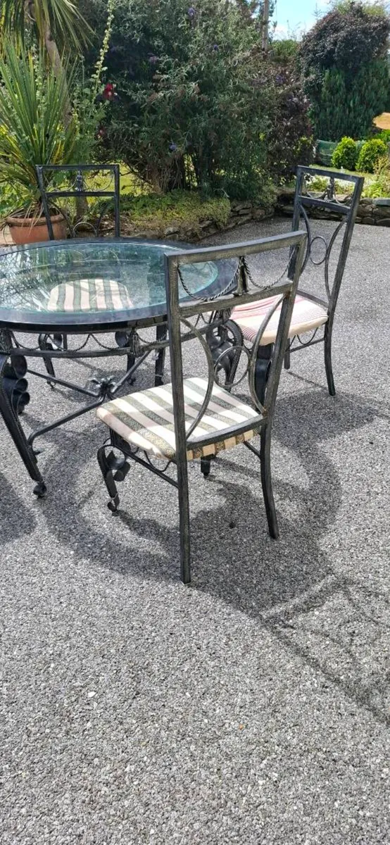 Table and chairs - Image 1