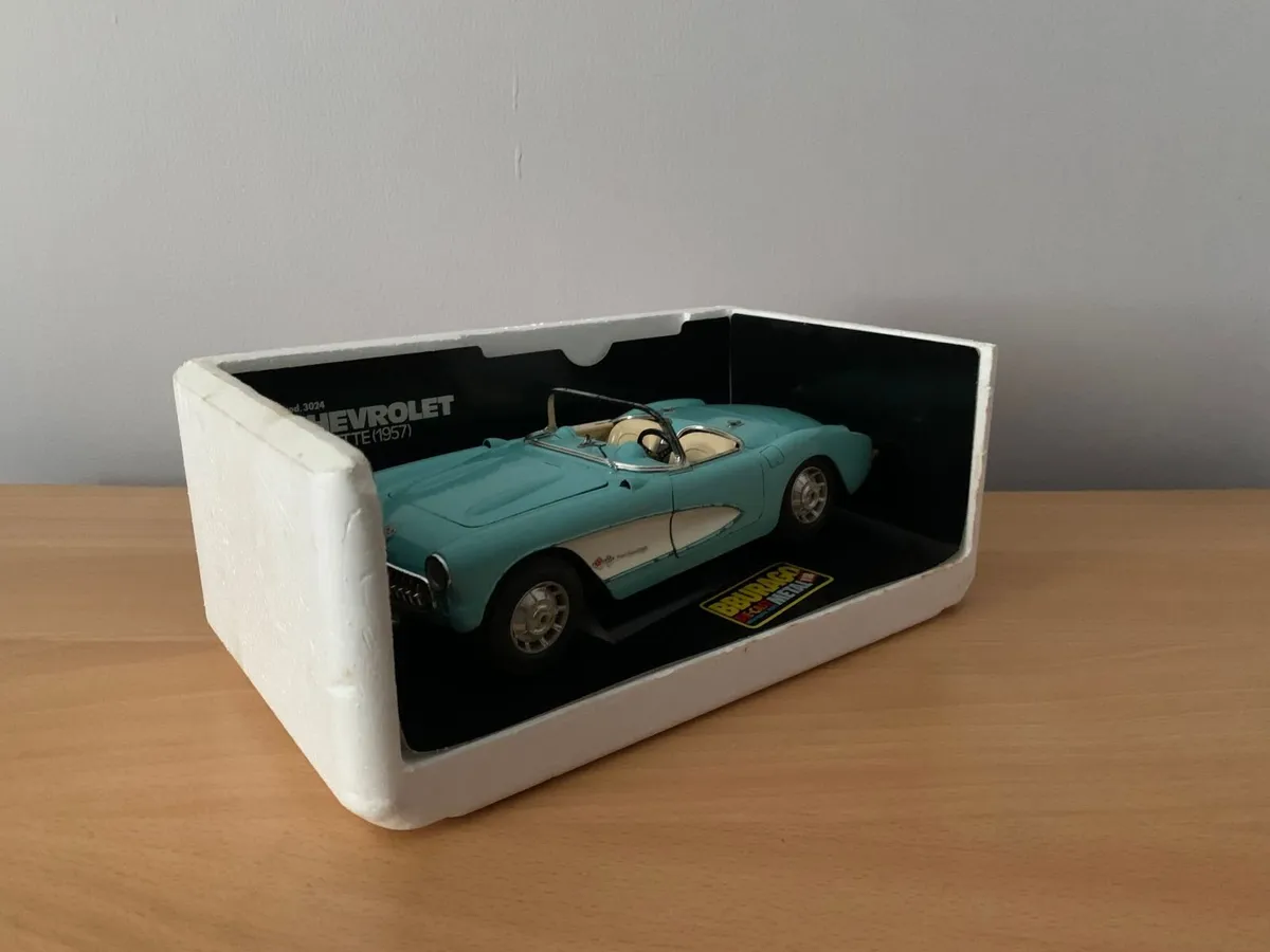 1957 Chevrolet Corvette 1/18 Burago Model Car - Image 4