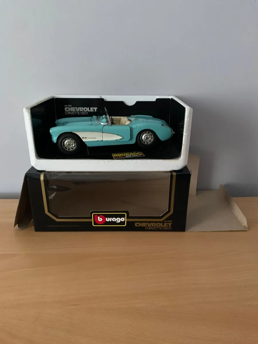 1957 Chevrolet Corvette 1/18 Burago Model Car - Image 2