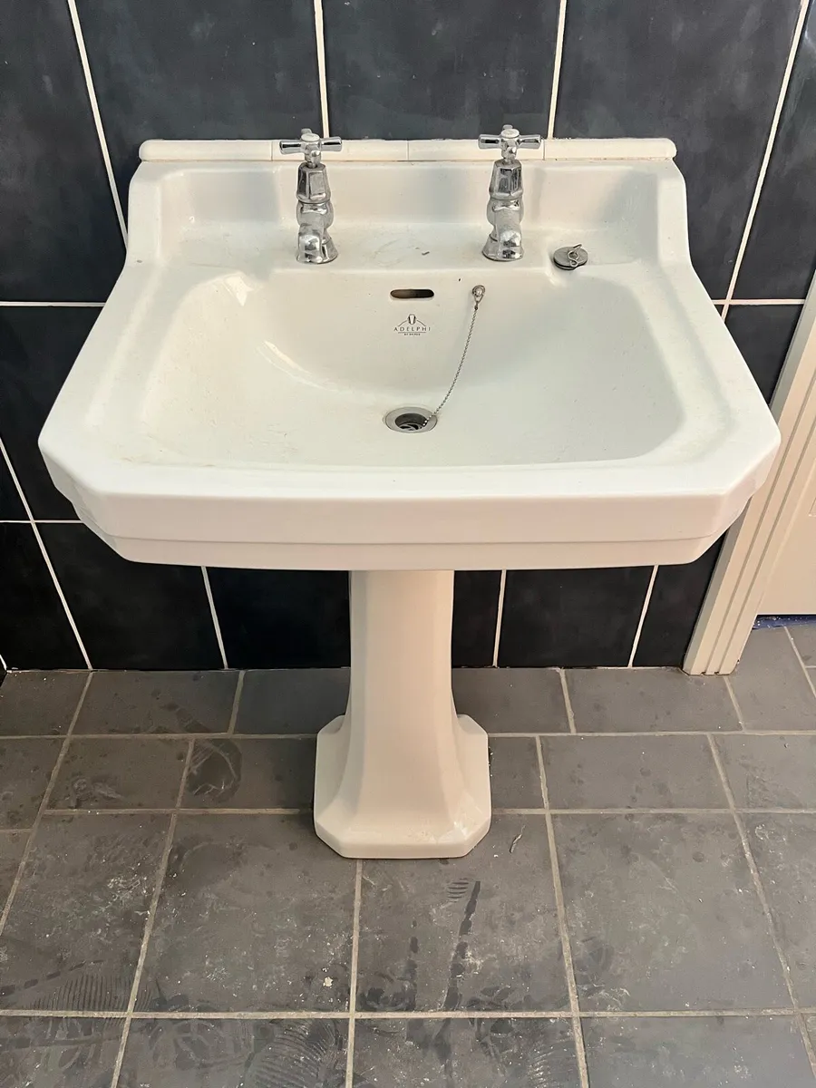 Bathroom sinks - Image 1
