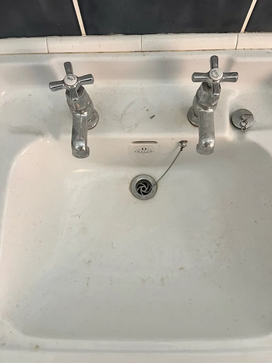 Bathroom sinks - Image 2