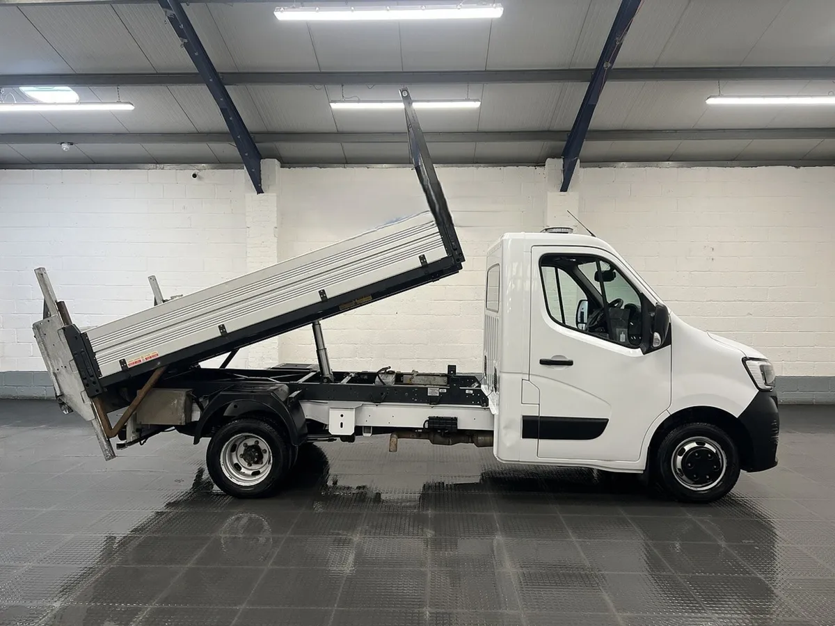 2022 Renault Master Tipper Van - Image 1