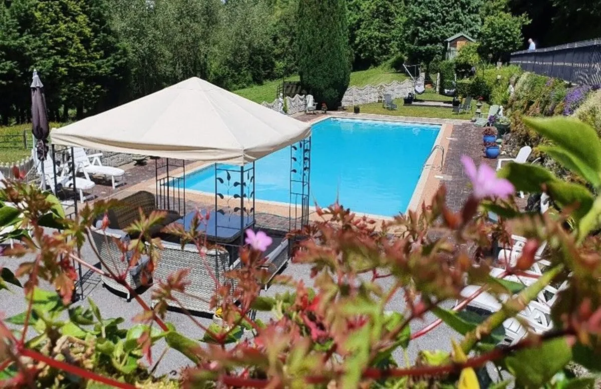 6 person cottage, outdoor pool, tennis & basktball - Image 1