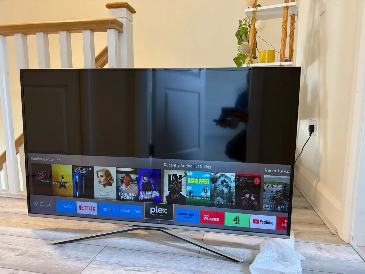 Samsung 49" Smart TV – KU6400 Series, 4K UHD HDR - Image 3
