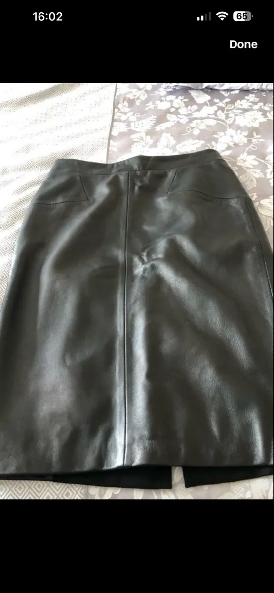 Ladies designer leather skirt size 10 €15 - Image 4